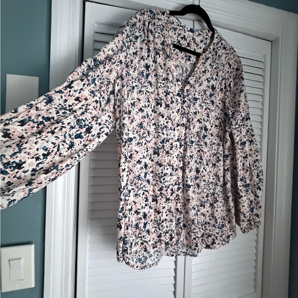Caslon Floral V-Neck Long-Sleeve Blouse in Cream, Navy & Blush